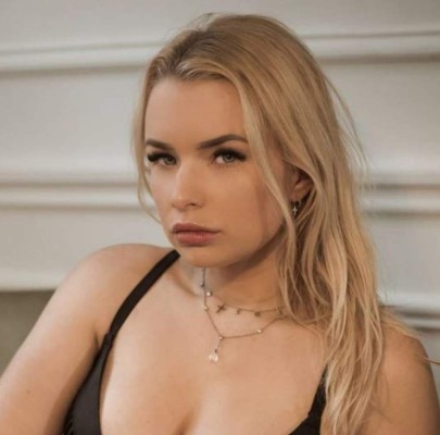 Así es Tara Gins, la exciclista rechazada por un equipo por su carrera de modelaje