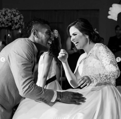 Las románticas fotos que compartió Carlo Costly de su boda