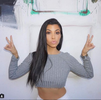 Kourtney Kardashian juega baloncesto en diminuto bikini