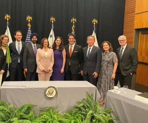Vicepresidenta de EEUU, Kamala Harris, junto a representantes de las 10 empresas y organizaciones que se convierten en miembros del Partnership for Central America.