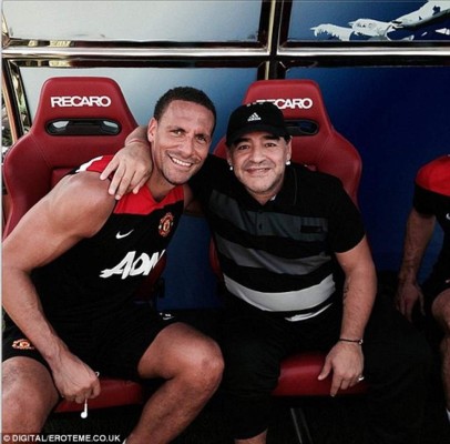 Maradona causó furor en su visita al Manchester United