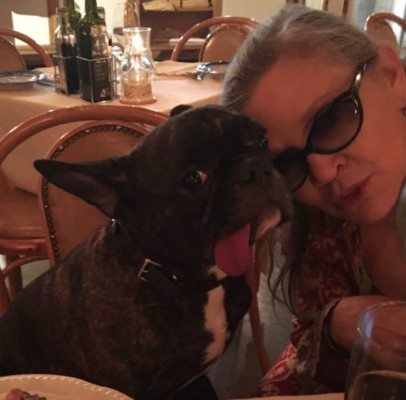 El tierno mejor amigo de Carrie Fisher que la espera sin saber que ya falleció
