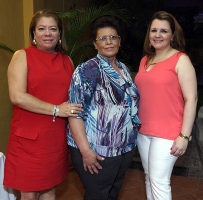 Fiesta rosa por la llegada de la cigüeña