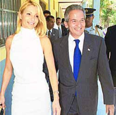 Primera Dama viste traje alusivo a la patria