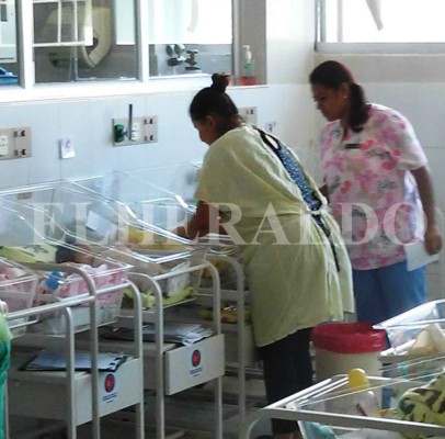 El pequeño Enmanuel en casa y con su familia