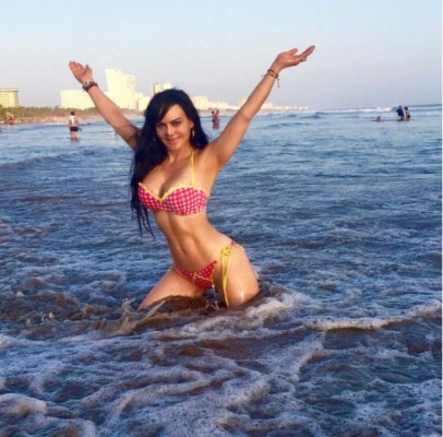 Maribel Guardia lo volvió a hacer; su foto en diminuto bikini tiene a muchos vueltos locos