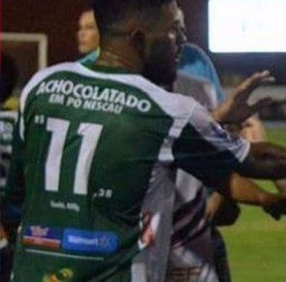 Insólita forma en la que un equipo de fútbol promociona ofertas de supermercado