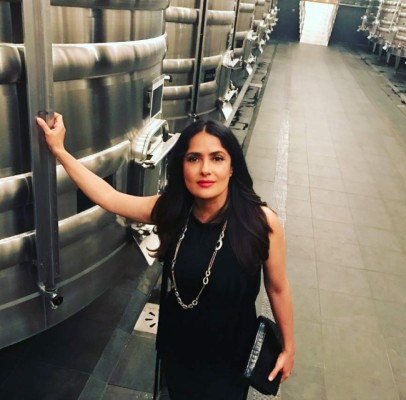 Salma Hayek rompe Instagram al compartir provocativa foto a sus 50 años