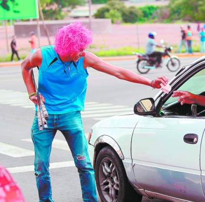 Futuro abogado se gana la vida entre machetes