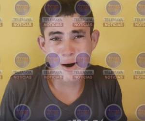 El despechado varón, únicamente identificado como Kelvin en la entrevista, deja correr sus lágrimas y sollozos ante las cámaras, mientras era trasladado a una posta policial en Copán, occidente de Honduras.