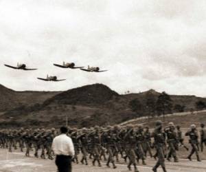 En la guerra de 1969 mi abuela rezó todos los días por su hijo combatiente, por su familia en El Salvador, por esa otra orilla del paisaje que ella miraba en las palabras vivas de su padre muerto.