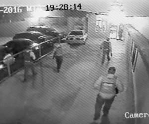 Momento en que el grupo de criminales avanza hacia el interior del hospital.