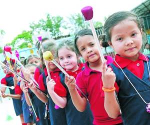 En el Jardín de Niños Roberto Acosta, los preparativos de las palillonas están a todo vapor. Foto: EL HERALDO.