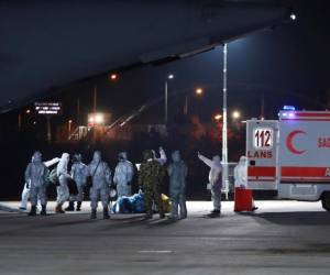 En esta foto proporcionada por el Ministerio de Salud de Turquía, el personal médico trabaja alrededor de un avión militar en el aeropuerto de Ankara, Turquía, a última hora del sábado 1 de febrero de 2020, poco después de aterrizar después de volar desde Wuhan, China. El gobierno turco evacuó a 42 personas en medio de la creciente preocupación a nivel nacional sobre el coronavirus. FOTO: AFP