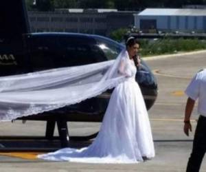 Esta fotografía de la novia en el helicóptero circiula en las redes sociales.