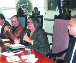 Las autoridades de la UNAH encabezadas por la rectora Julieta Castellanos se reunieron con representantes de organizaciones de sociedad civil.