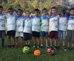 Los usuarios señalaron que los niños viven en Peña Blanca, Cortés, al norte de Honduras, y forman parte del equipo Rapaco FC Reserva.
