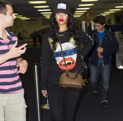 Rihanna desprecia a sus fans en el aeropuerto de Nueva York&nbsp;&nbsp;
