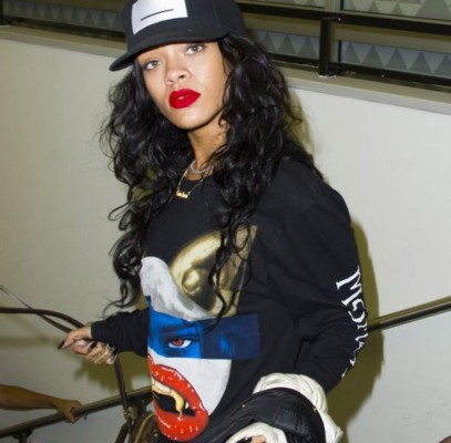 Rihanna desprecia a sus fans en el aeropuerto de Nueva York&nbsp;&nbsp;