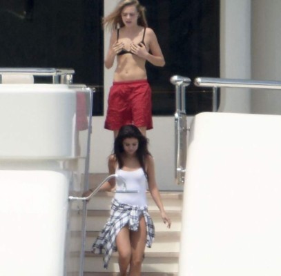 Selena Gómez celebra su cumpleaños con poca ropa