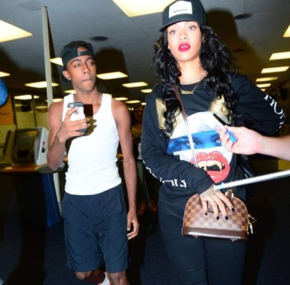Rihanna desprecia a sus fans en el aeropuerto de Nueva York&nbsp;&nbsp;