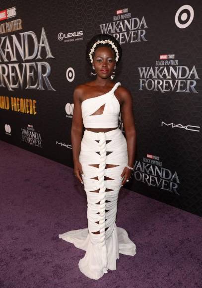 Rihanna se roba el show durante la alfombra púrpura del estreno de Black Panther