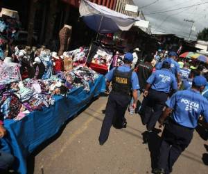 Aunque todavía se puede circular, la presión comercial en la quinta avenida es evidente al mediodía. (Fotos: Efraín Salgado)
