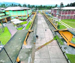 En los centros penales de Honduras siguen ingresando dispositivos electrónicos de comunicación.