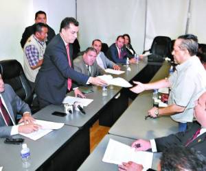 Elvin Santos entregó la formal denuncia al secretario del TSE, Alejandro Martínez.