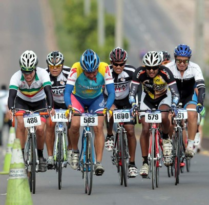 III Vuelta Ciclística hizo vibrar el pavimento