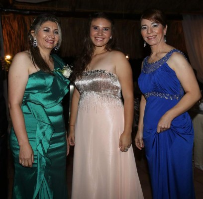 Consagran su amor ante las leyes divinas