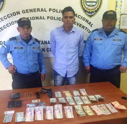 Capturan a presunto colombiano en posesión de dinero falso