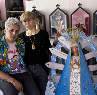 Barbies y Ken devenidos santos en una expo que irrita a fanáticos en Argentina