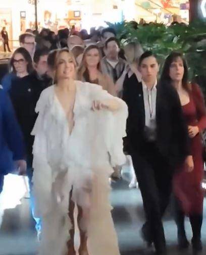 Or Abraham: la bella y “armada” guardaespaldas de JLo