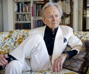 En esta foto del 26 de julio del 2016, el escritor y periodista estadounidense Tom Wolfe durante una entrevista sobre su libro 'The Kingdom of Speech' en la sala de su casa, en Nueva York.