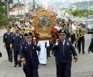 Los bomberos realizaron una procesión junto con la imagen de la Virgen. Fotos: Johny Magallanes/EL HERALDO.
