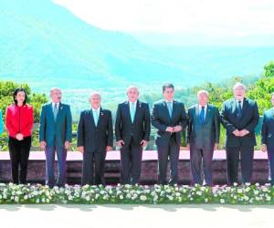 Foto oficial de la Cumbre del Sica en Antigua Guatemala.
