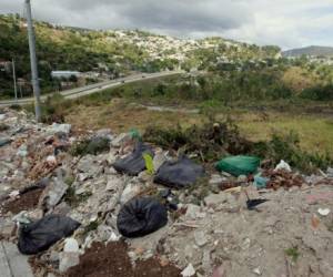 Otro punto ilegal que utilizan las personas para depositar los desperdicios de la construcción y basura es el anillo periférico.