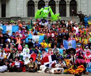 El desfile de las narices rojas recorrió el Paseo de la Sexta, una avenida peatonal en el centro histórico, ante un público que compartió con los payasos el baile.