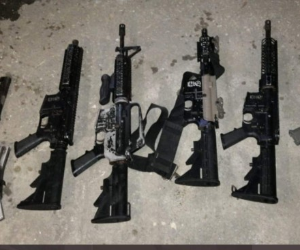 Durante un operativo realizado en las últimas horas, elementos policiales hallaron dentro de una vivienda varias armas con las que habrían perpetrado una masacre que dejó a siete personas muertas en la colonia 9 de Diciembre de Puerto Cortés, en el norte de Honduras. Fotos: Cortesía.