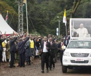 El papa Francisco saluda a la multitud a su llegada para presidir una misa en el campus de la Universidad de Nairobi, Kenia.