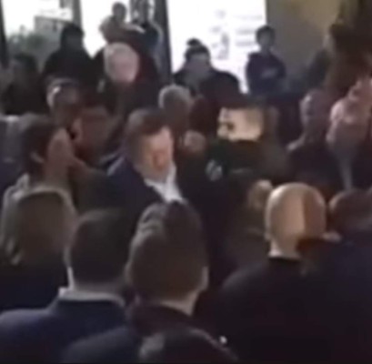 Adolescente da puñetazo a Mariano Rajoy durante acto de campaña&nbsp;&nbsp;
