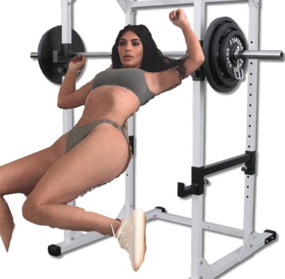 Destrozan con memes a Kim Kardashian por pose extraña