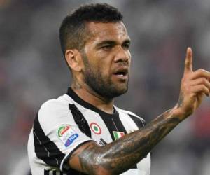 El jugador de la Juventus de Italia Dani Alves vistiendo la camisa de su equipo.