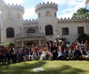 El grupo completo de 66 seniors de la Nashville School. Crédito: EL HERALDO/Jimmy Argueta