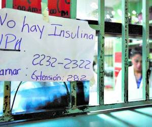 El rótulo de “no hay insulina” fue colocado en los barrotes de la farmacia del hospital Escuela Universitario.