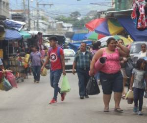 Los capitalinos esperan el pago de su salario extra para comprar.Foto: Alex Pérez /EL HERALDO