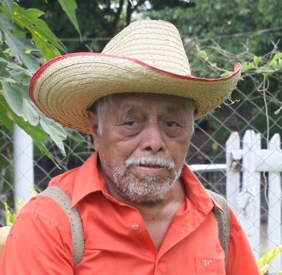 Abuelos elaboran palmas y coronas para el Día de los Muertos