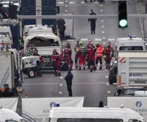 Policía asegura la estación de metro Maelbeek en Bruselas. (Foto: AP)