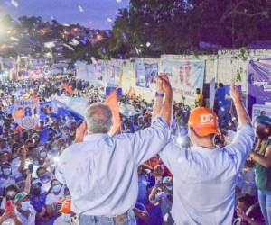 Los residentes de la colonia Las Mercedes, parte del cañón azul, llegaban a recibir a los candidatos del Partido Nacional, acompañados de banderas, pancartas y trompetillas, durante la campaña de las elecciones 2021. Foto: Cortesía PN.